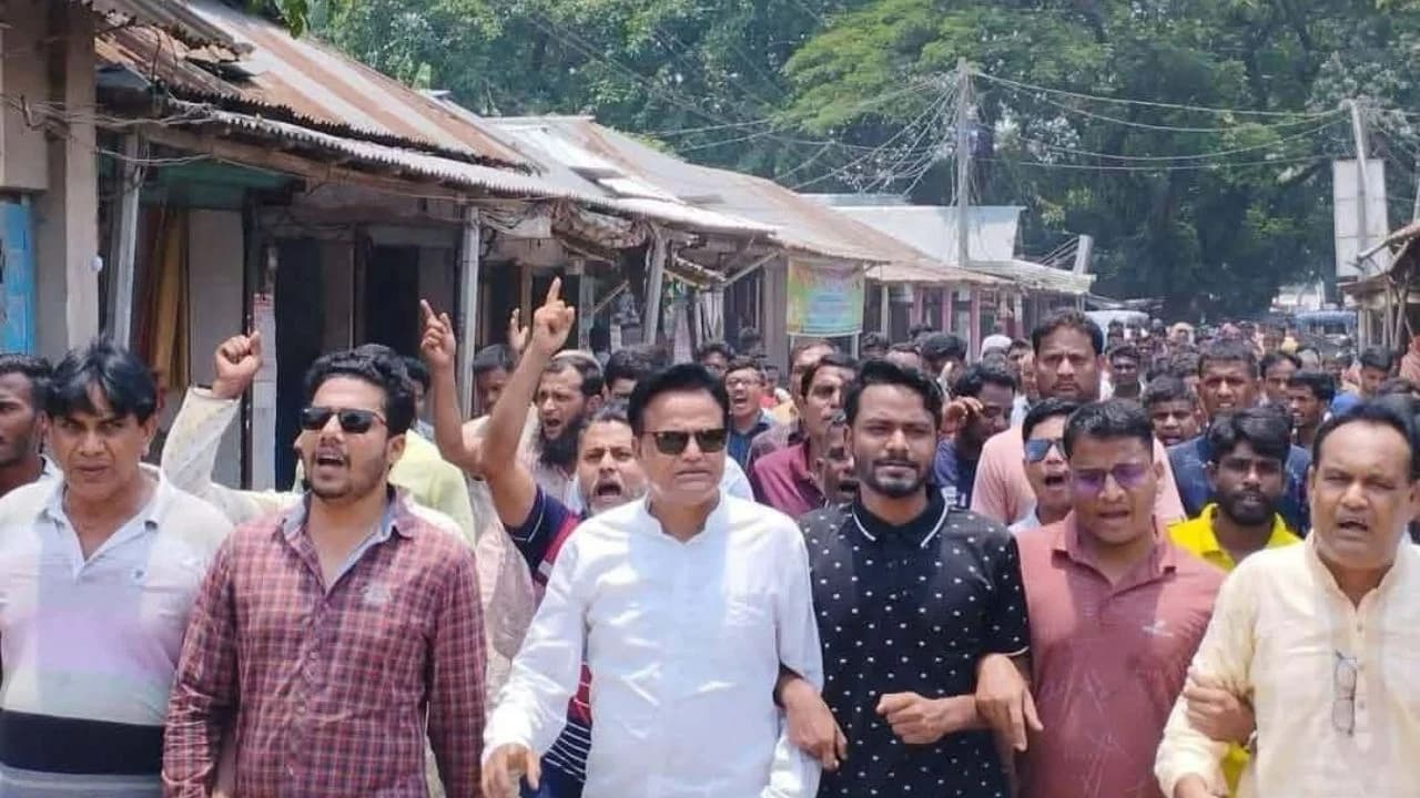 ফুলছড়িতে নিষিদ্ধ আওয়ামী লীগের কার্যক্রম, জনমনে প্রশ্ন- খবরটির স্থিরচিত্র