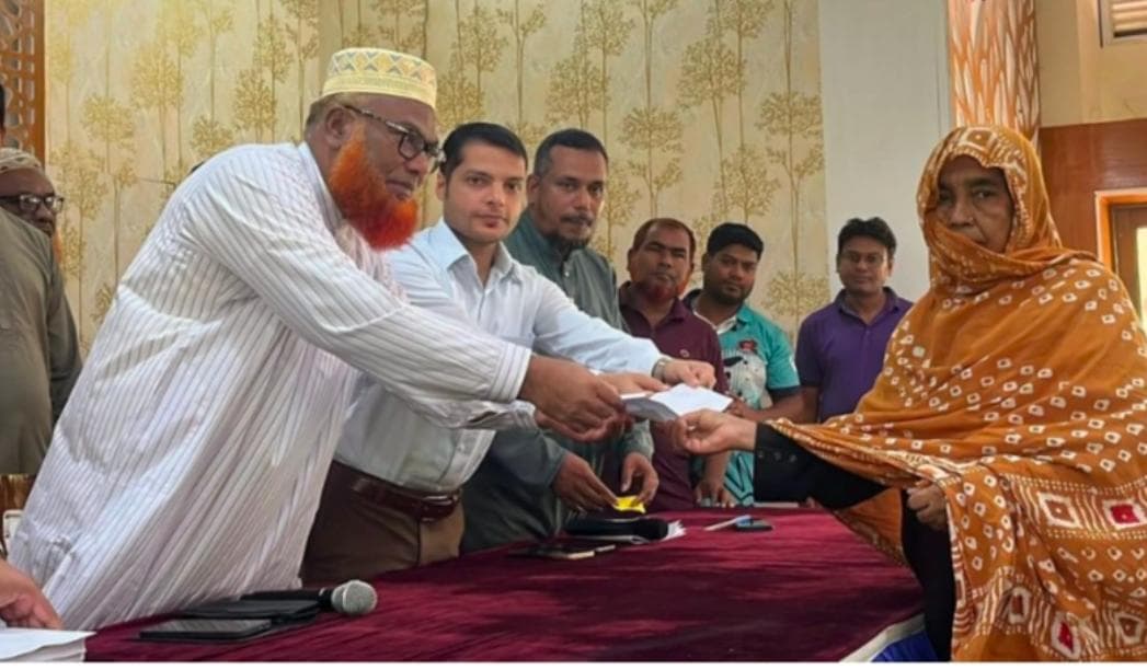 মেহেরপুরে প্রধানমন্ত্রীর ত্রাণ ও কল্যাণ তহবিলের ঈদ উপহার বিতরণ- খবরটির স্থিরচিত্র