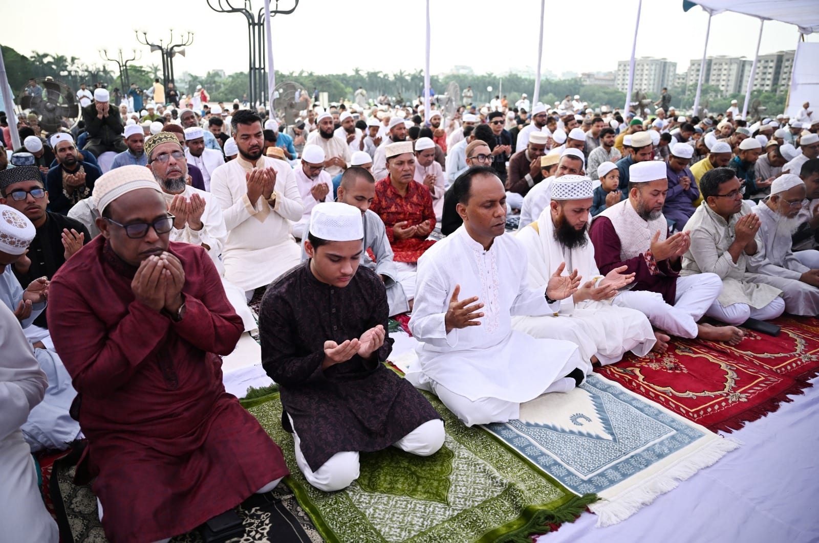 সংসদ ভবনের দক্ষিণ প্লাজায় পবিত্র ঈদুল আযহার জামাত অনুষ্ঠিত- খবরটির স্থিরচিত্র