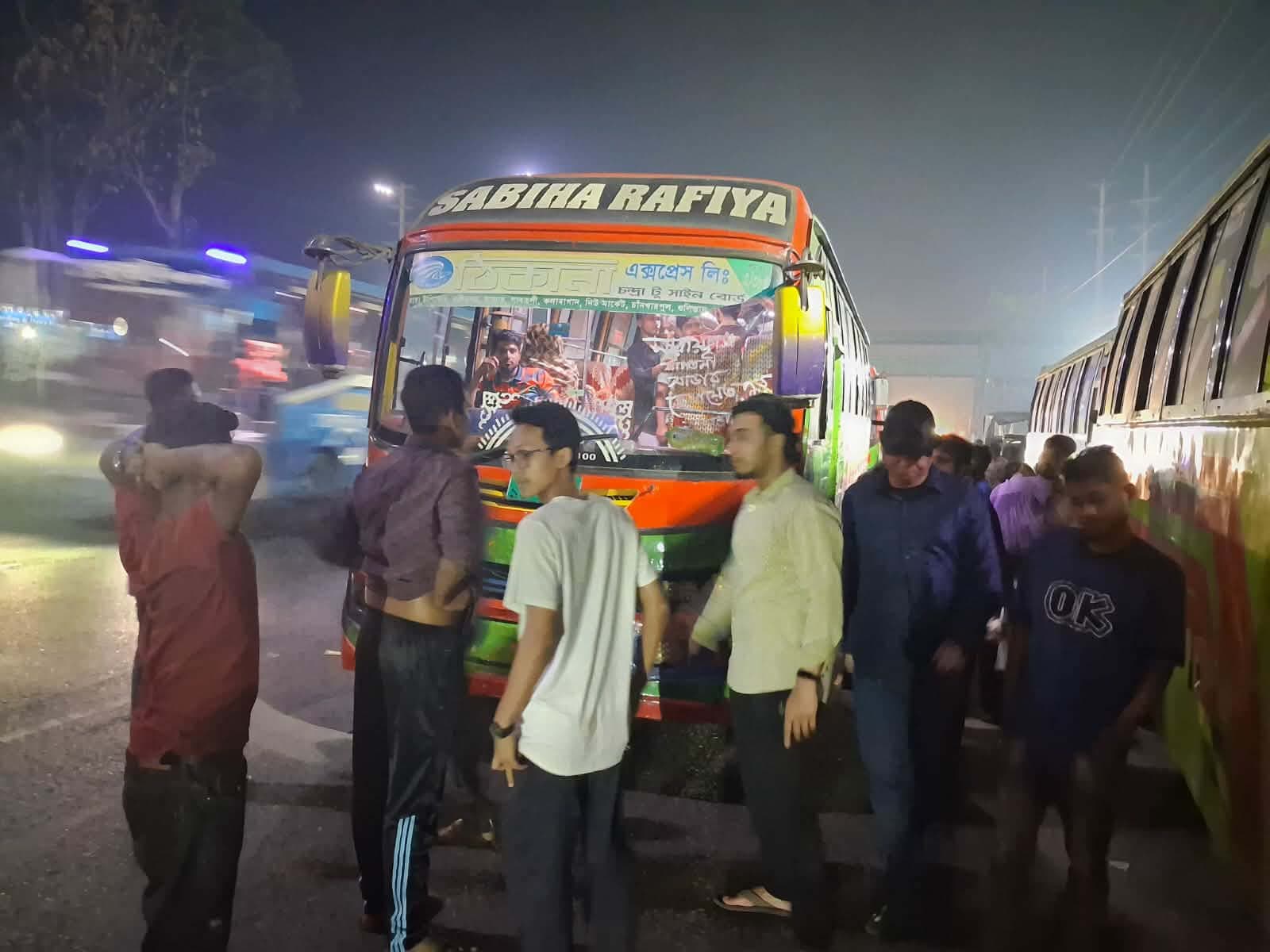 চলন্ত বাস থেকে জাবি শিক্ষার্থীকে ধাক্কা দেওয়ার অভিযোগে ঠিকানা পরিবহনের ৬ বাস আটক- খবরটির স্থিরচিত্র